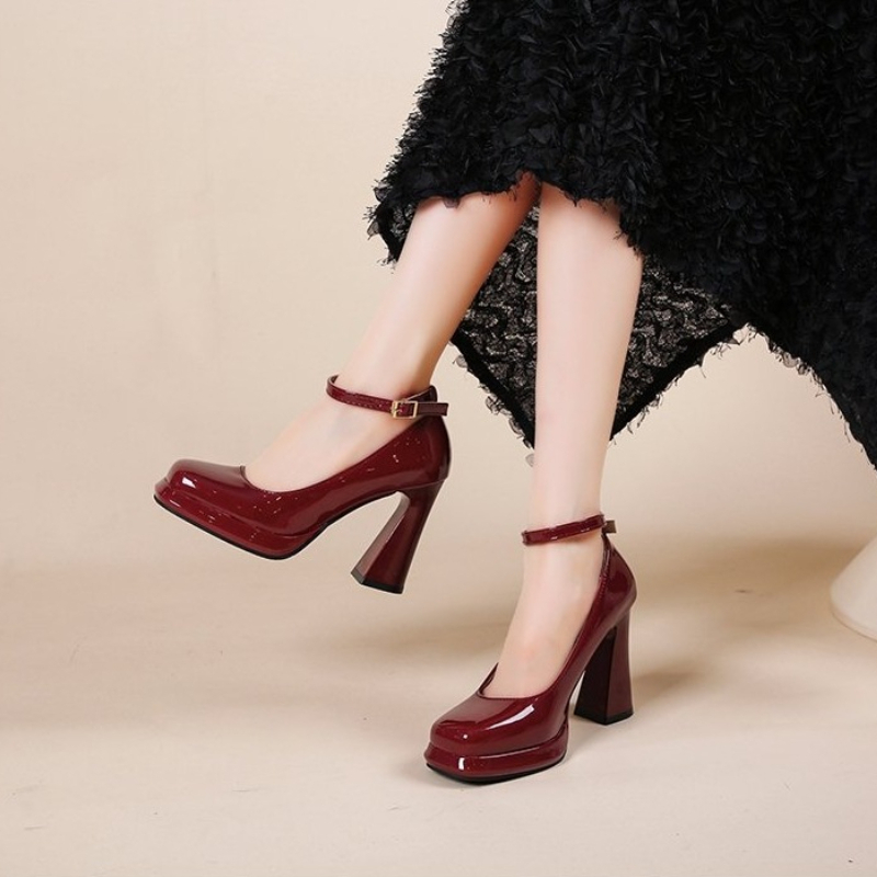 Fashionable high-heeled shoes. - Leather Classic Strap 评论和价格